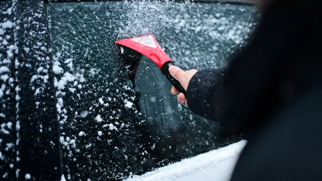 Gefrierender Regen, Glatteis und Neuschnee: Besonders im Westen und Süden kann das Autofahren abends zum Risiko werden.  - Bild: Sebastian Gollnow/dpa