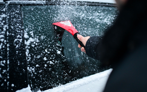 Gefrierender Regen, Glatteis und Neuschnee: Besonders im Westen und Süden kann das Autofahren abends zum Risiko werden.  - Foto: Sebastian Gollnow/dpa