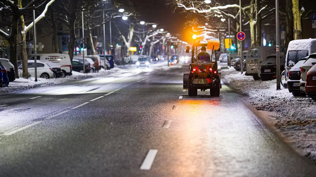 Nach einer kurzen Wetterberuhigung bringt ein Sturmtief neue Niederschläge. Die Räumdienste haben alle Hände voll zu tun. - Bild: Moritz Frankenberg/dpa