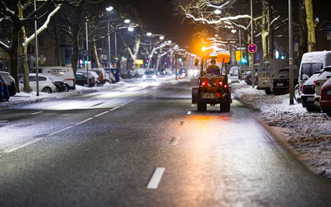 Nach einer kurzen Wetterberuhigung bringt ein Sturmtief neue Niederschläge. Die Räumdienste haben alle Hände voll zu tun. - Foto: Moritz Frankenberg/dpa