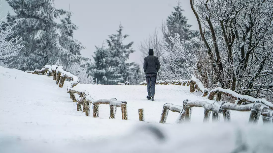 Es bleibt teils winterlich weiß. - Bild: Andreas Arnold/dpa