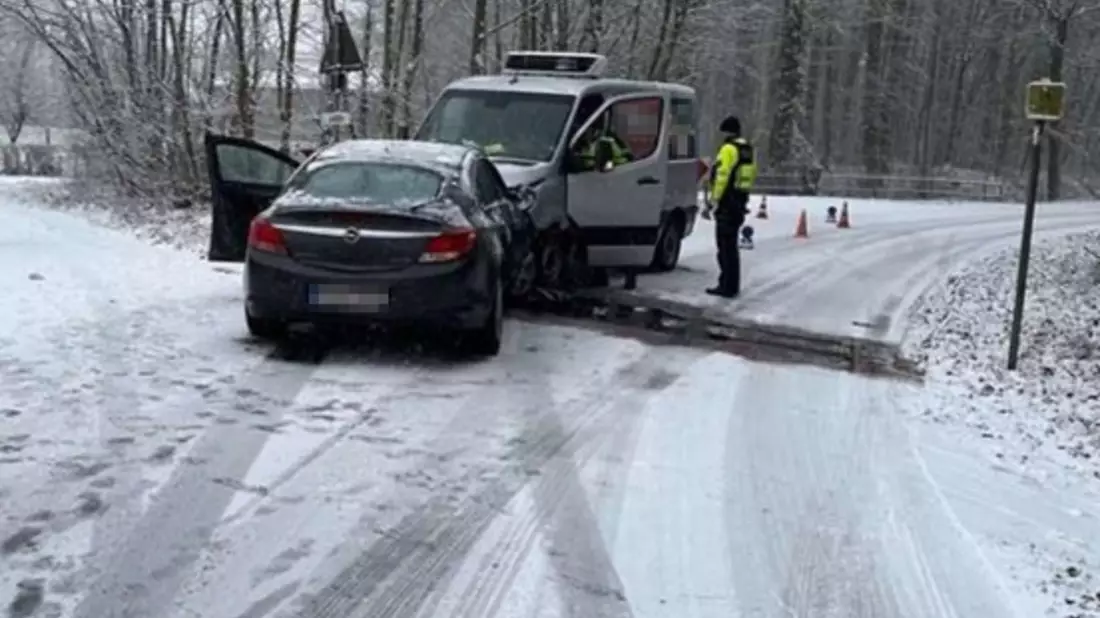 POL-MS: Mit Sommerreifen in Unfall verwickelt - Zwei Personen leicht verletzt - Bild: presseportal.de