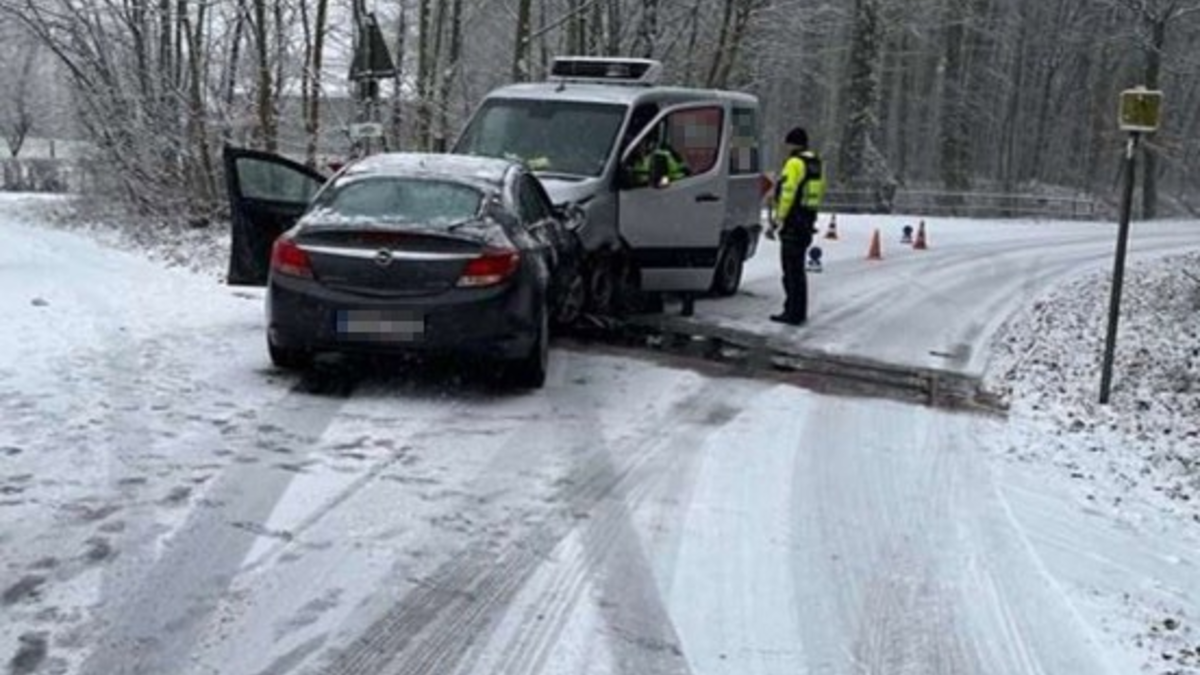 POL-MS: Mit Sommerreifen in Unfall verwickelt - Zwei Personen leicht verletzt - Foto: presseportal.de