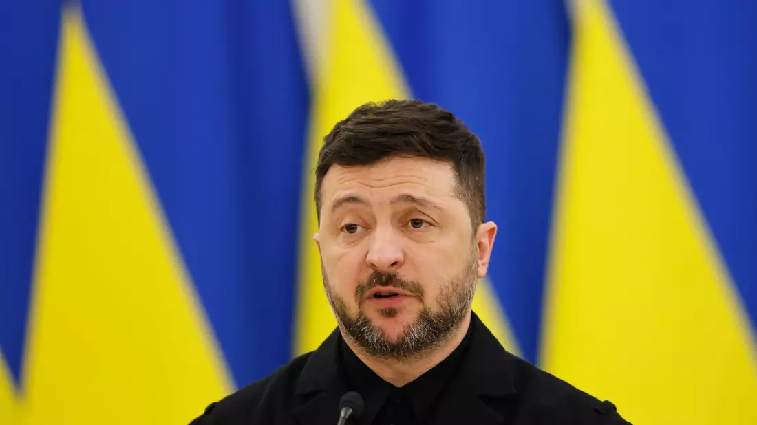 Der ukrainische Präsident Wolodymyr Selenskyj sieht eine EU-Mitgliedschaft für sein Land schon 2027 als wichtige Sicherheitsgarantie. (Archivbild) - Bild: Mindaugas Kulbis/AP/dpa