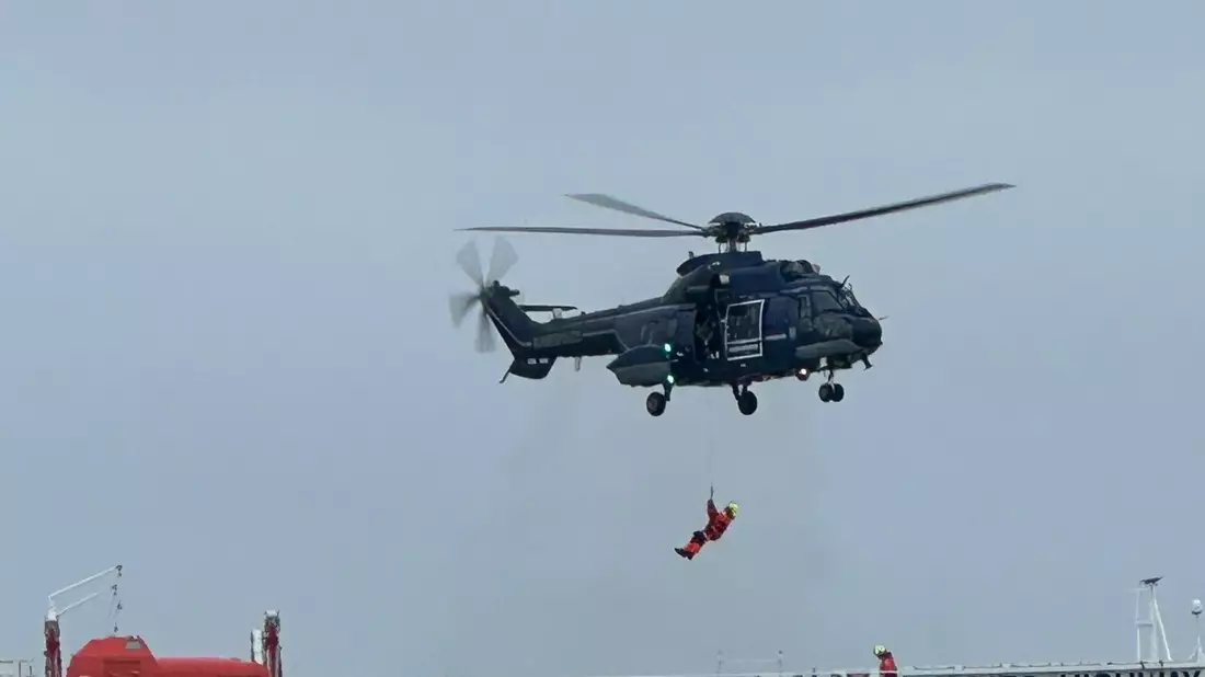 Einsatzkräfte werden per Helikopter an Land gebracht. - Bild: --/Havariekommando/dpa