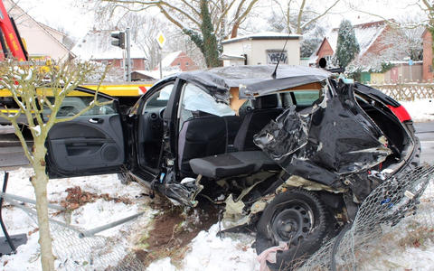 POL-MI: Schranken umfahren und mit Zug kollidiert - Fahrer zunächst flüchtig - Foto: presseportal.de