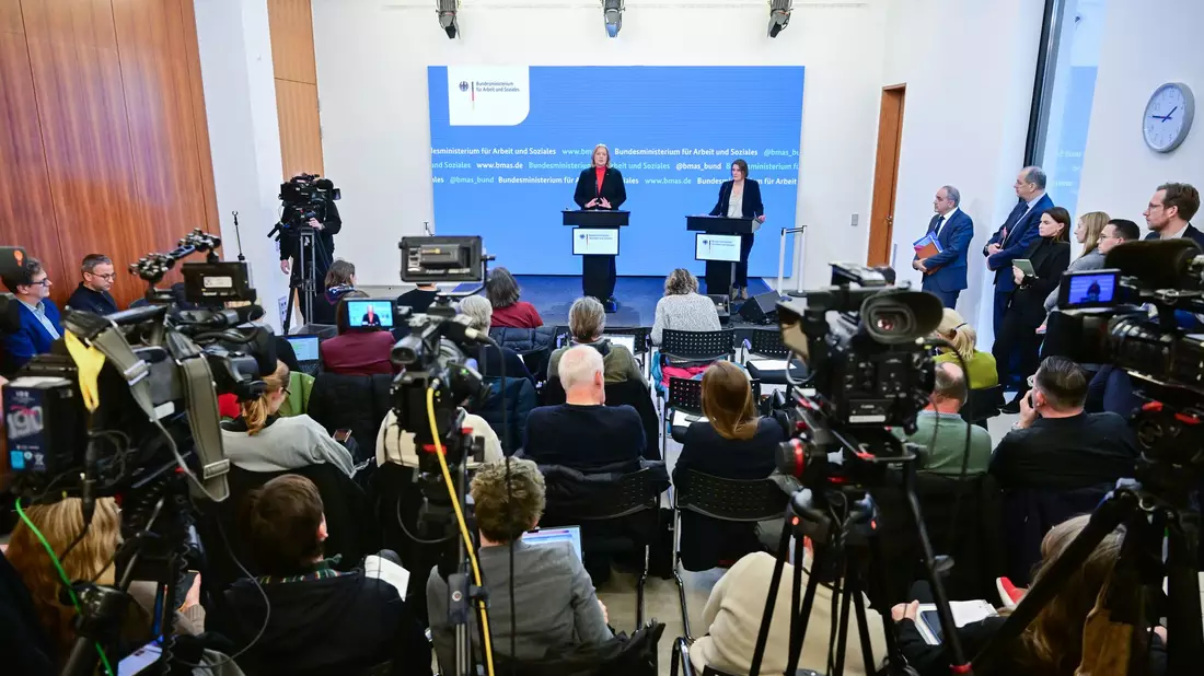 Andrang herrscht bei Bärbel Bas, als sie die Kommissionsergebnisse vorstellt. - Bild: Sebastian Christoph Gollnow/dpa