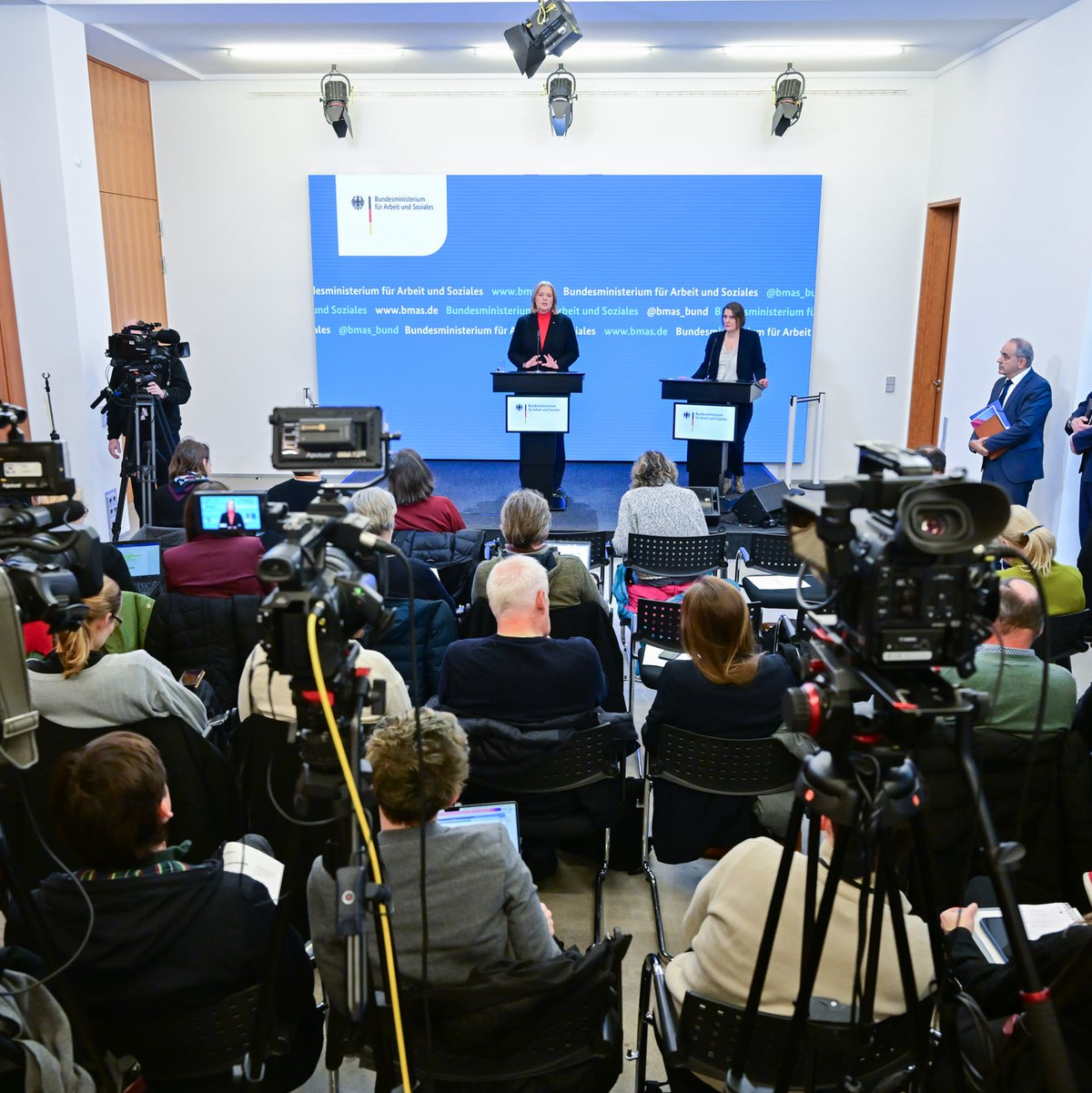 Andrang herrscht bei Bärbel Bas, als sie die Kommissionsergebnisse vorstellt. - Foto: Sebastian Christoph Gollnow/dpa