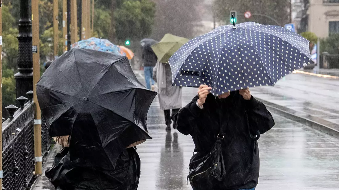 Sogar in Sevilla in Andalusien, wo im Sommer oft Hitze von um die 40 Grad herrscht, mussten sich die Menschen warm anziehen. - Bild: Eduardo Briones/EUROPA PRESS/dpa