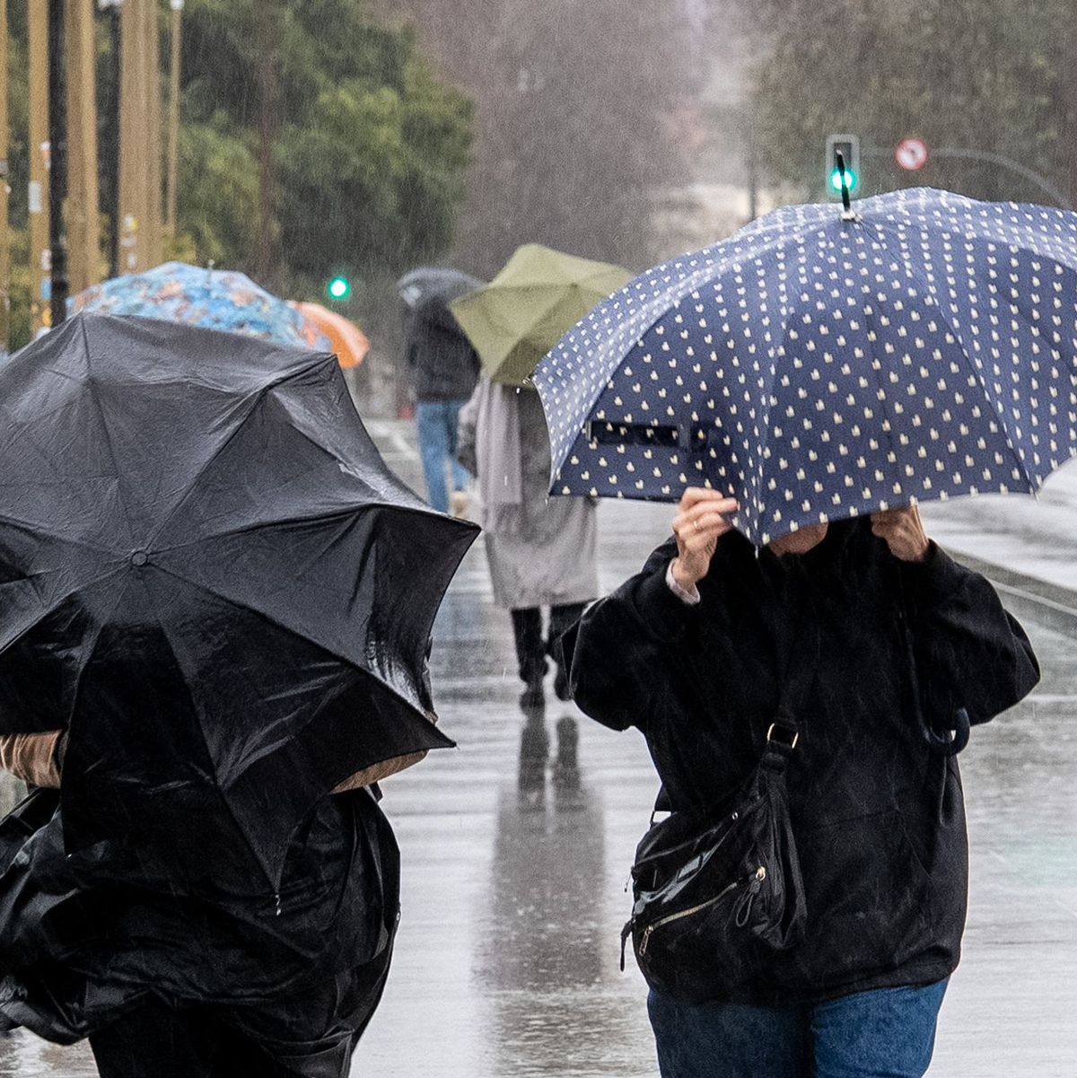 Sogar in Sevilla in Andalusien, wo im Sommer oft Hitze von um die 40 Grad herrscht, mussten sich die Menschen warm anziehen. - Foto: Eduardo Briones/EUROPA PRESS/dpa
