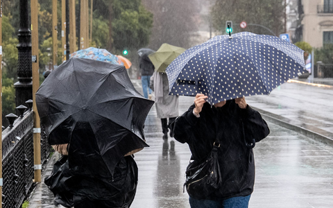 Sogar in Sevilla in Andalusien, wo im Sommer oft Hitze von um die 40 Grad herrscht, mussten sich die Menschen warm anziehen. - Foto: Eduardo Briones/EUROPA PRESS/dpa