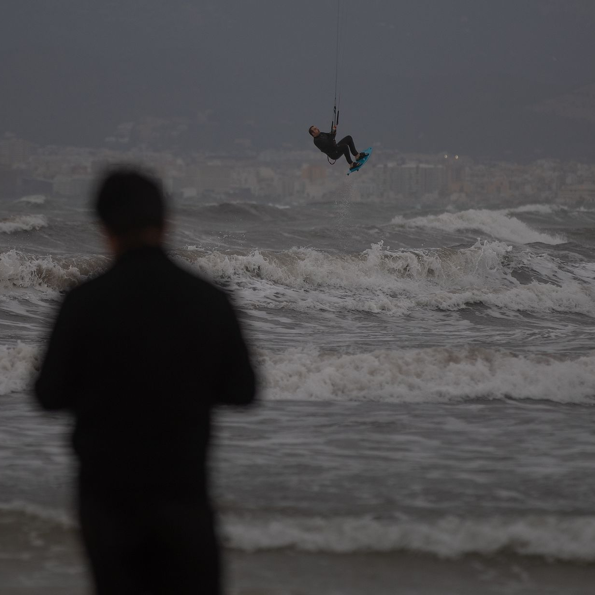 Nicht gerade gemütliches Strandwetter auf Mallorca, aber ideale Bedingungen für Kitesurfer. - Foto: Clara Margais/dpa