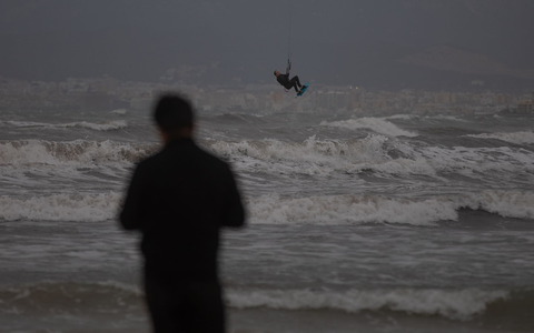Nicht gerade gemütliches Strandwetter auf Mallorca, aber ideale Bedingungen für Kitesurfer. - Foto: Clara Margais/dpa