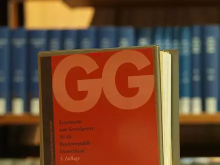 Ausgabe des Grundgesetzes in einer Bibliothek (Archiv) - Foto: via dts Nachrichtenagentur
