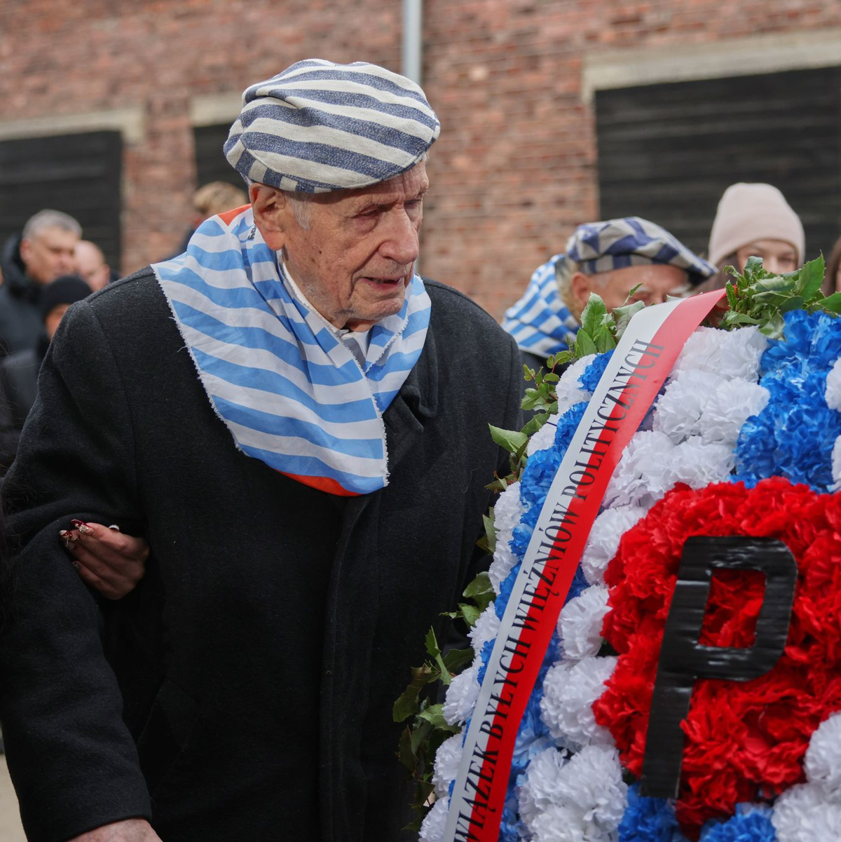 Der Holocaust-Überlebende Stanislaw Zalewski gedenkt mit anderen Überlebenden im früheren deutschen Konzentrations- und Vernichtungslagers Auschwitz der Opfer des NS-Terrors.  - Foto: Beata Zawrzel/AP/dpa