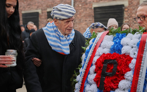 Der Holocaust-Überlebende Stanislaw Zalewski gedenkt mit anderen Überlebenden im früheren deutschen Konzentrations- und Vernichtungslagers Auschwitz der Opfer des NS-Terrors.  - Foto: Beata Zawrzel/AP/dpa