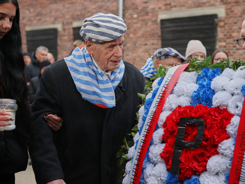 Der Holocaust-Überlebende Stanislaw Zalewski gedenkt mit anderen Überlebenden im früheren deutschen Konzentrations- und Vernichtungslagers Auschwitz der Opfer des NS-Terrors.  - Foto: Beata Zawrzel/AP/dpa