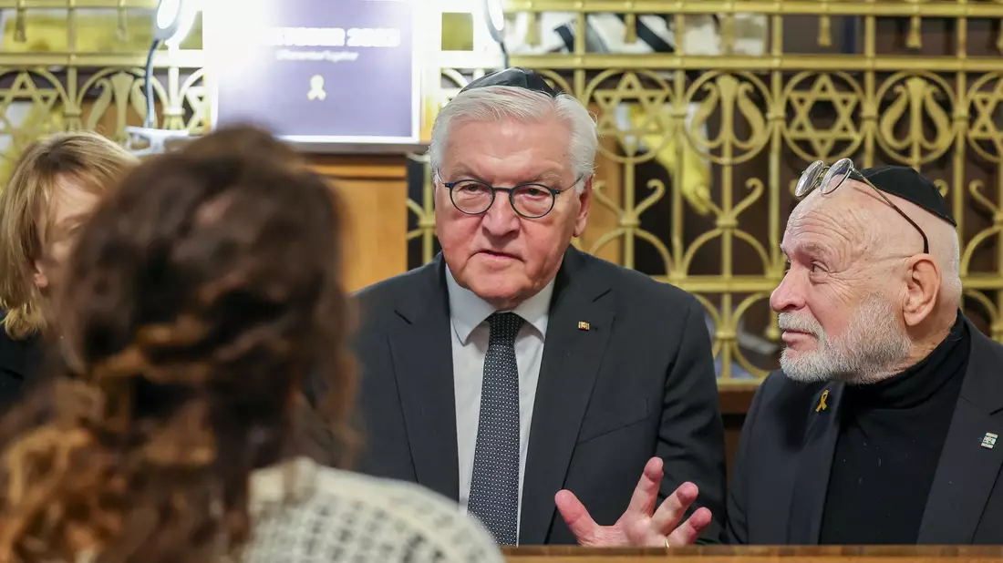 Der Holocaust-Gedenktag am 27. Januar erinnert an die Ermordung von sechs Millionen Jüdinnen und Juden während des Nationalsozialismus. (Archivbild) - Bild: Jan Woitas/dpa