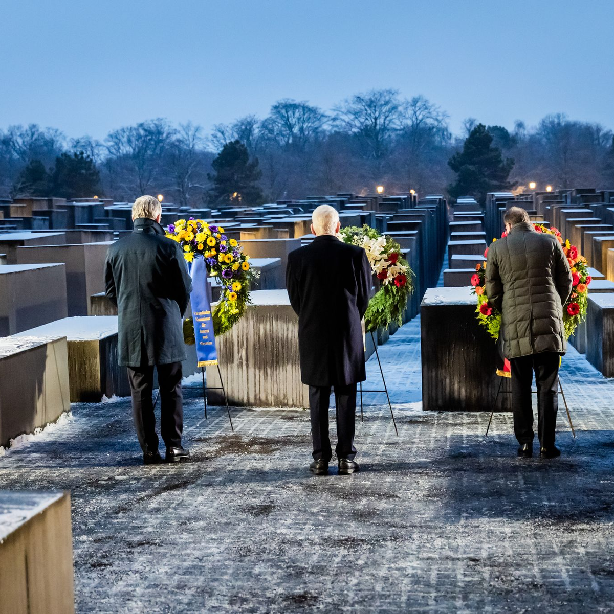 Alexander Dobrindt (r-l, CSU), Bundesinnenminister, Josef Schuster, Präsident des Zentralrates der Juden in Deutschland, und Magnus Brunner, Kommissar für Inneres und Migration der Europäischen Union. - Foto: Christoph Soeder/dpa