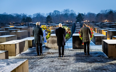 Alexander Dobrindt (r-l, CSU), Bundesinnenminister, Josef Schuster, Präsident des Zentralrates der Juden in Deutschland, und Magnus Brunner, Kommissar für Inneres und Migration der Europäischen Union. - Foto: Christoph Soeder/dpa