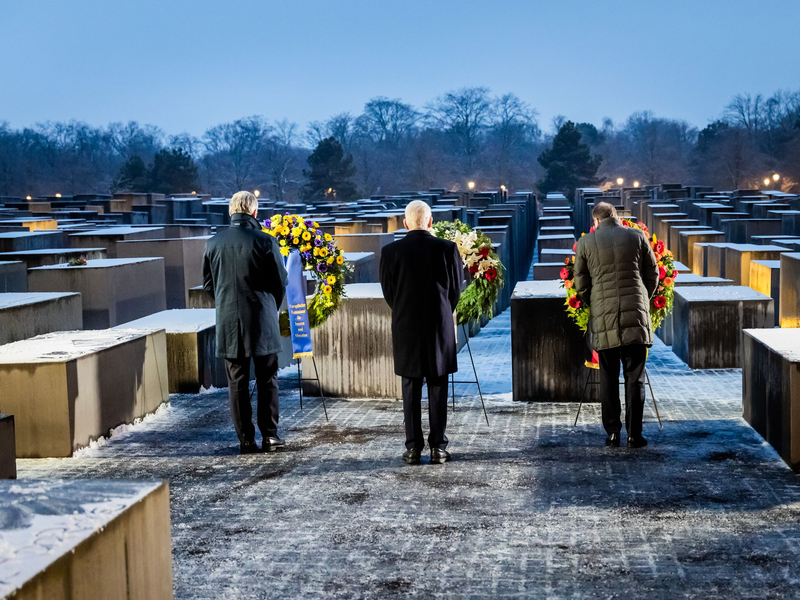 Alexander Dobrindt (r-l, CSU), Bundesinnenminister, Josef Schuster, Präsident des Zentralrates der Juden in Deutschland, und Magnus Brunner, Kommissar für Inneres und Migration der Europäischen Union. - Foto: Christoph Soeder/dpa