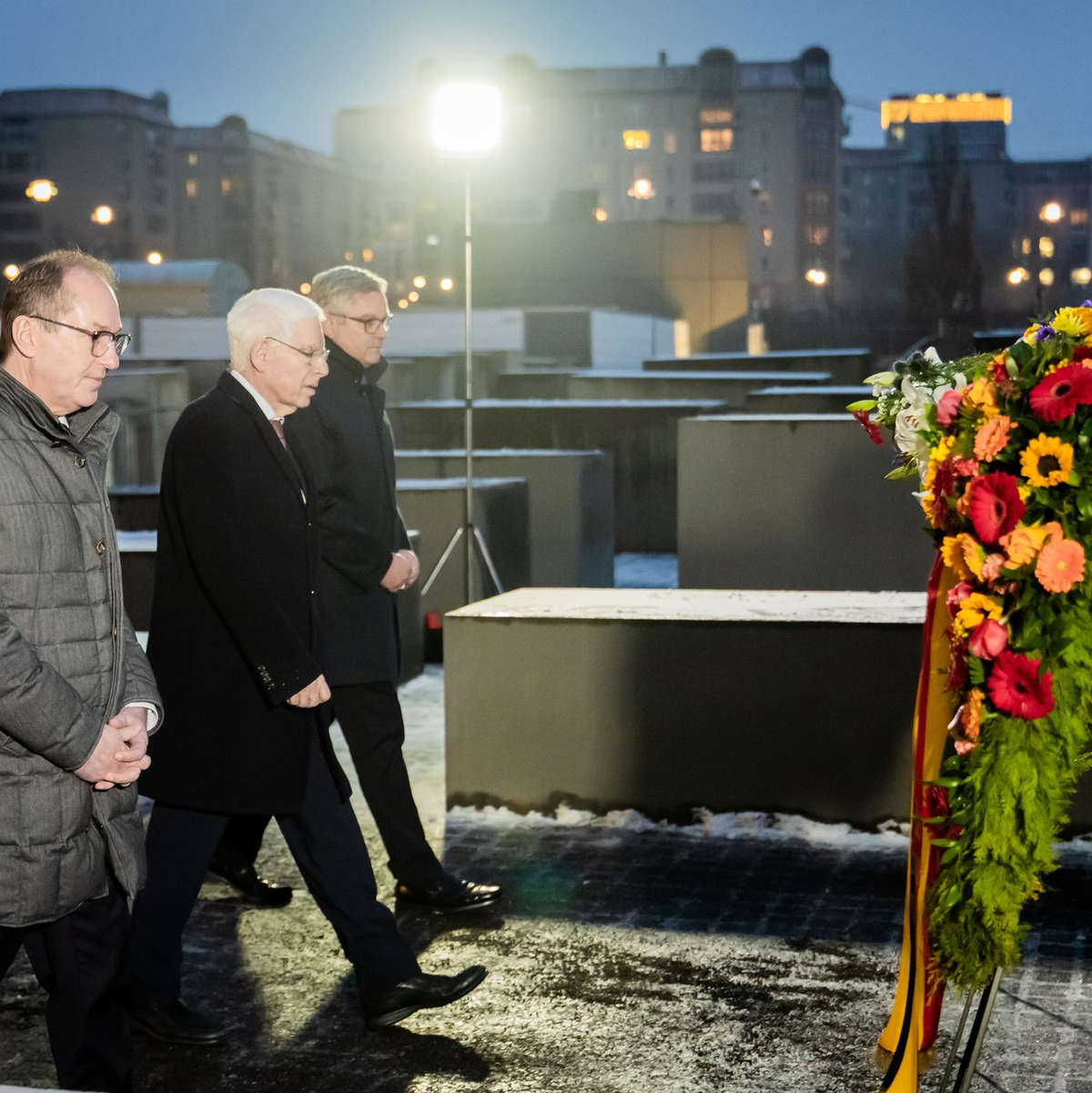 Auch in Deutschland wurde der Opfer des NS-Terrors gedacht. - Foto: Christoph Soeder/dpa