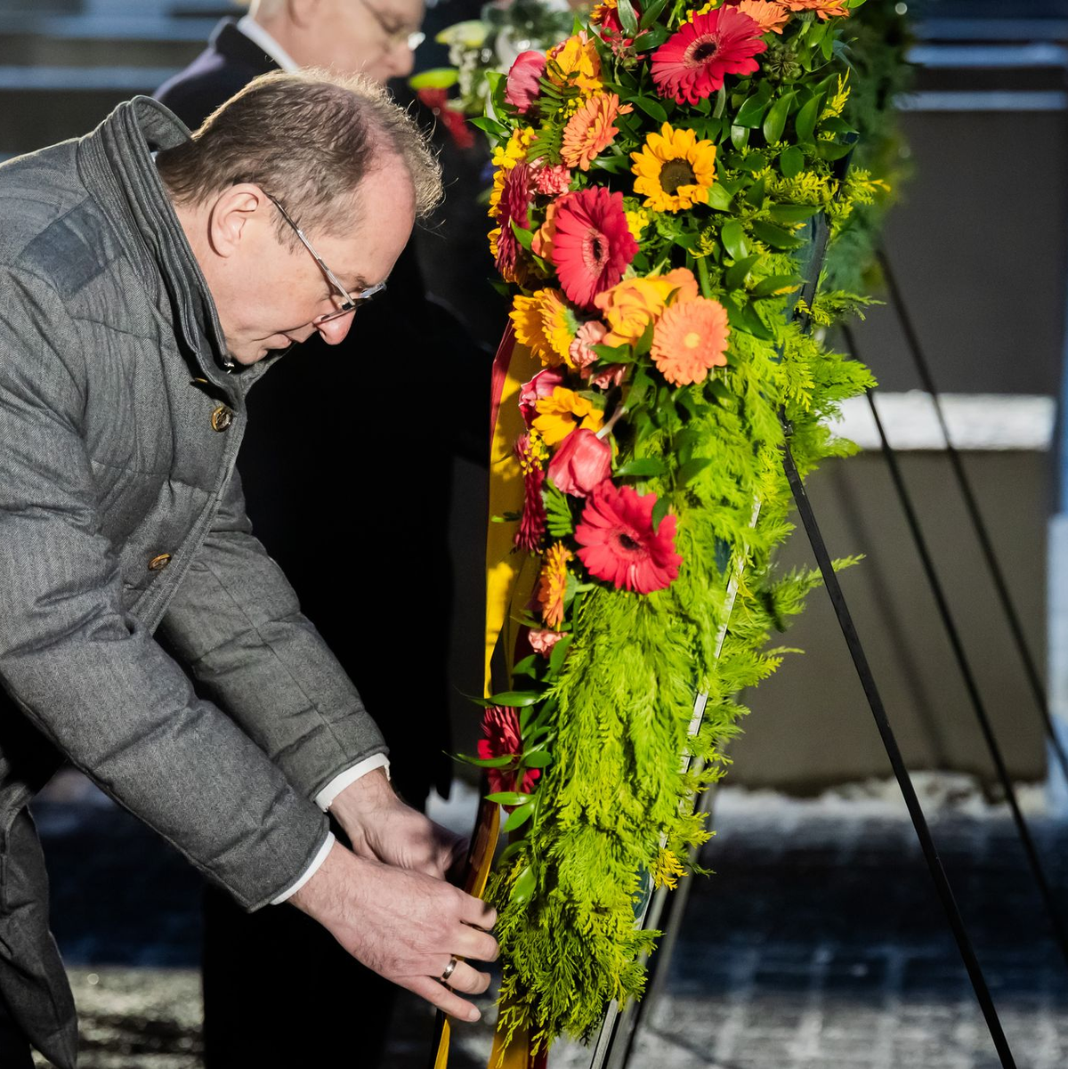 Alexander Dobrindt (CSU) nahm mit Kranzniederlegung zum Internationalen Tag des Gedenkens an die Opfer des Holocaust am Denkmal für die ermordeten Juden Europas teil. - Foto: Christoph Soeder/dpa