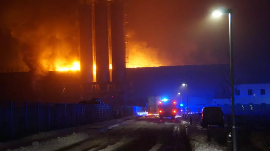 FW Flotwedel: Großbrand bei Recyclingbetrieb in Eicklingen - Rund 150 Einsatzkräfte im stundenlangen Einsatz - Bild: presseportal.de