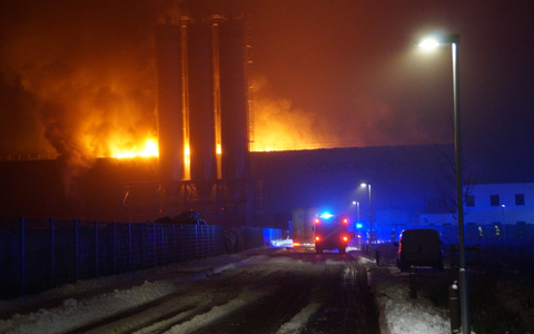 FW Flotwedel: Großbrand bei Recyclingbetrieb in Eicklingen - Rund 150 Einsatzkräfte im stundenlangen Einsatz - Foto: presseportal.de