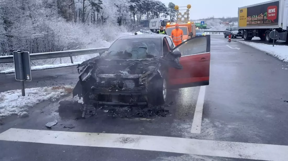 FW-ROW: Nissan gerät in Brand - Bild: presseportal.de