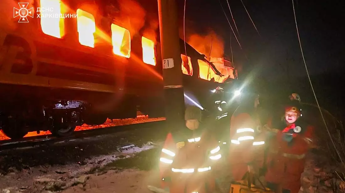 Russland schoss Drohnen auf einen Passagierzug.  - Bild: -/Ukrainian Emergency Service/dpa