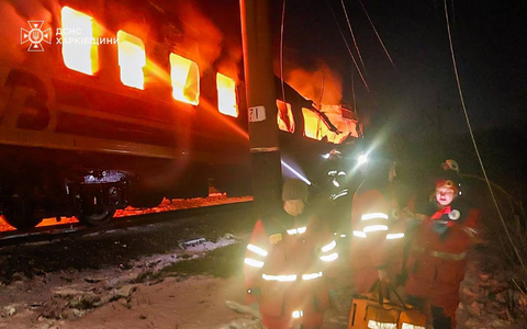Russland schoss Drohnen auf einen Passagierzug.  - Foto: -/Ukrainian Emergency Service/dpa