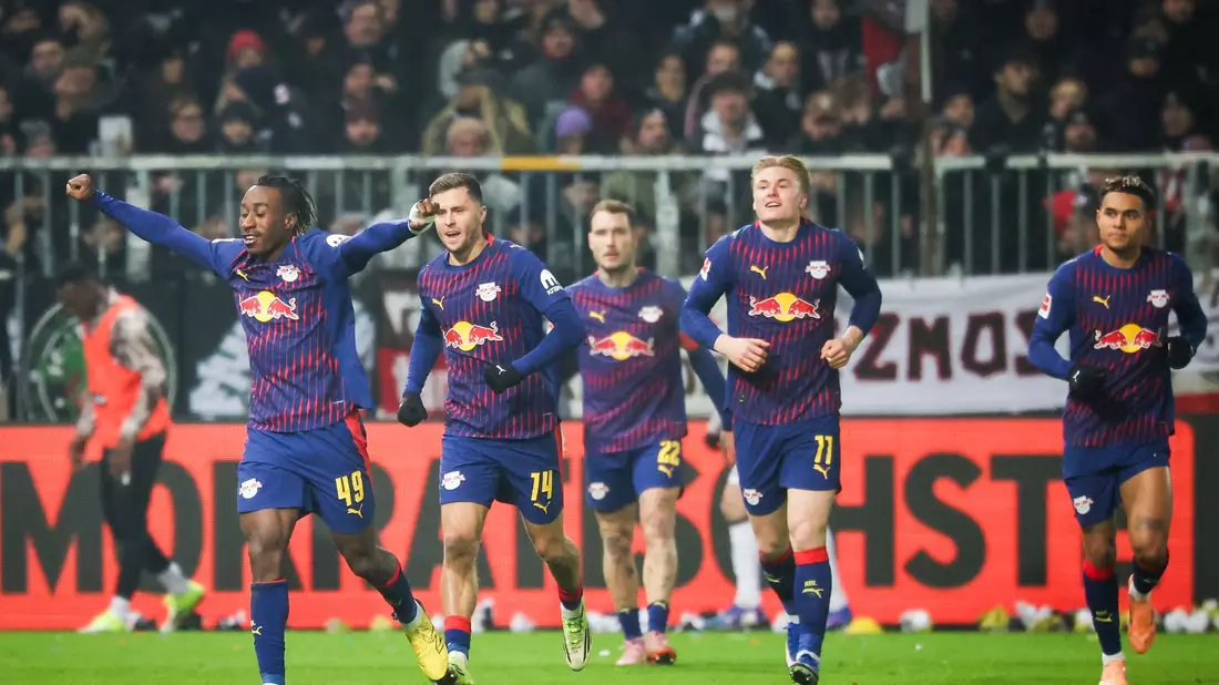 Leipzigs Yan Diomande (l,) jubelt nach seinem Treffer beim FC St. Pauli. - Bild: Christian Charisius/dpa