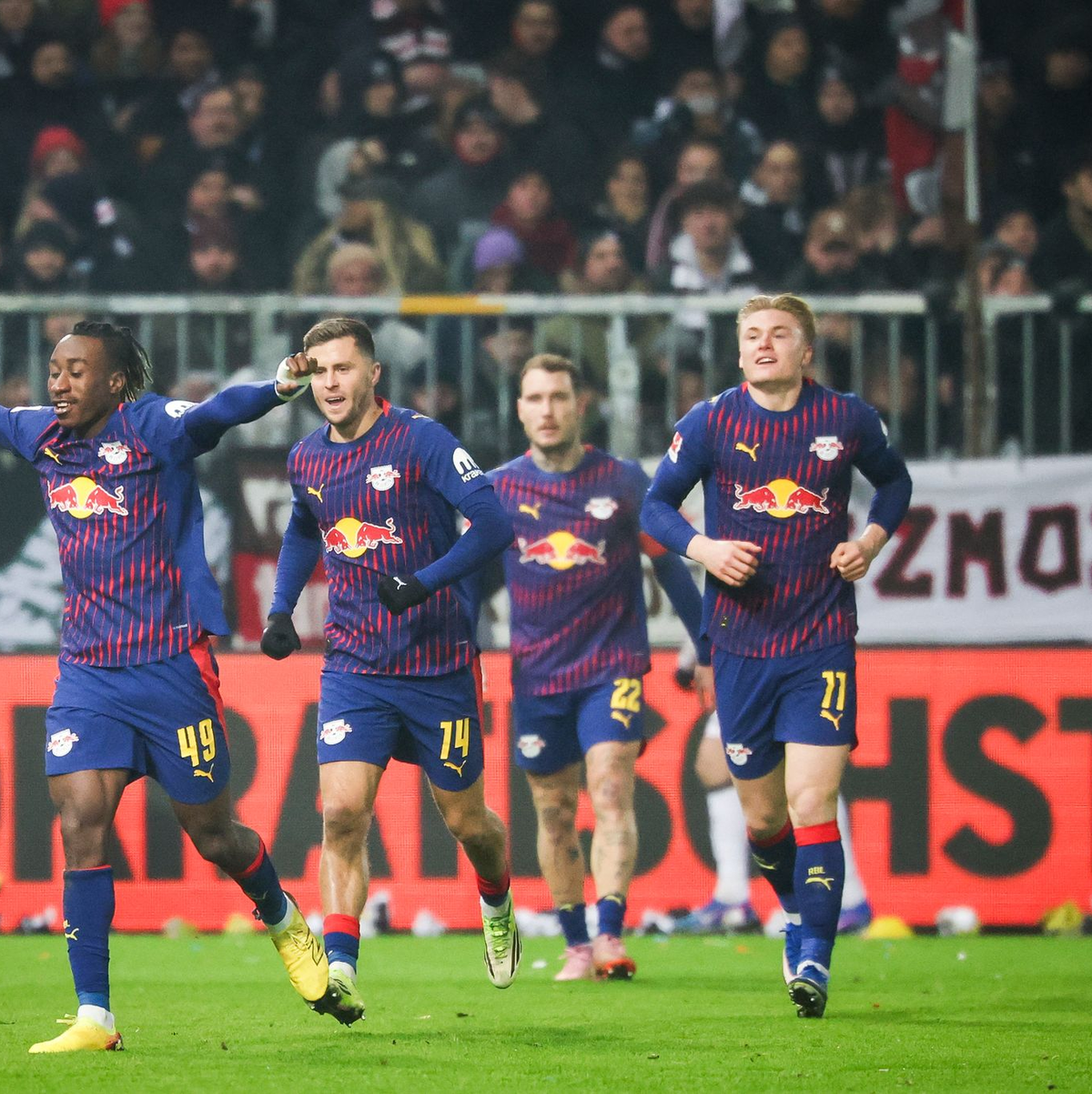 Leipzigs Yan Diomande (l,) jubelt nach seinem Treffer beim FC St. Pauli. - Foto: Christian Charisius/dpa