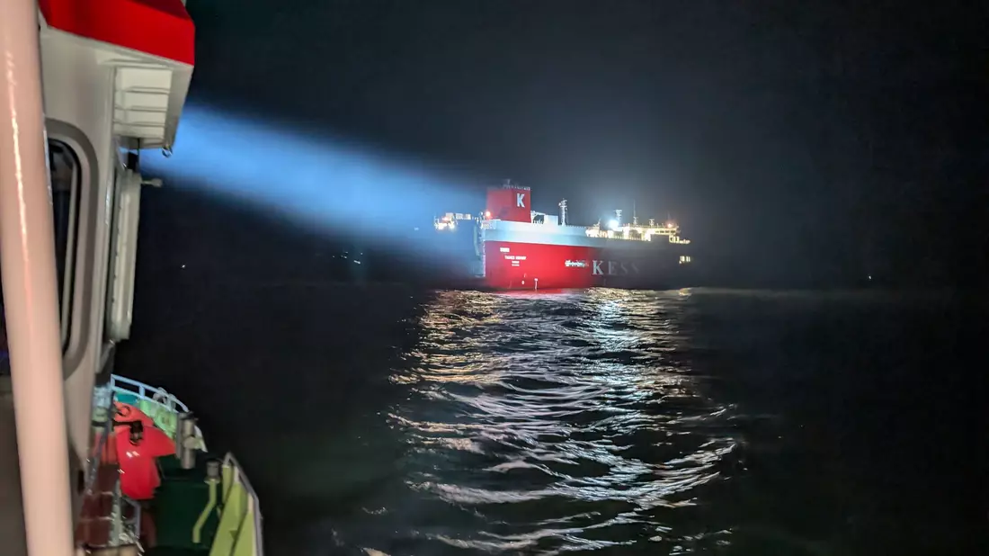 Die ersten Einsatzkräfte erreichten gegen Mitternacht den Frachter. - Bild: -/DGzRS/dpa
