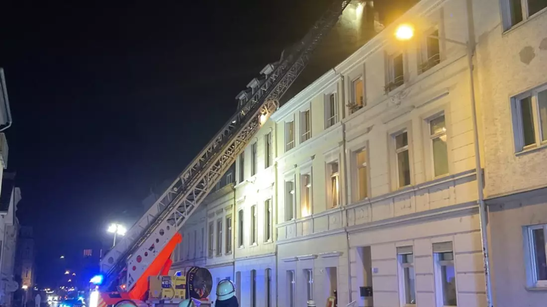 FW-BN: Ausgedehnter Kaminbrand in Bonner Altbau - Bewohner blieben unverletzt - Bild: presseportal.de
