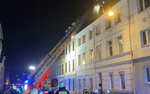 FW-BN: Ausgedehnter Kaminbrand in Bonner Altbau - Bewohner blieben unverletzt - Foto: presseportal.de