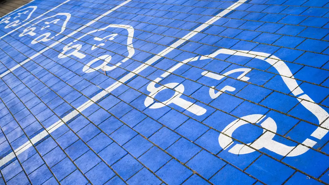 Weltweit wurden vergangenes deutlich mehr Elektroautos neu zugelassen.  - Bild: Julian Stratenschulte/dpa