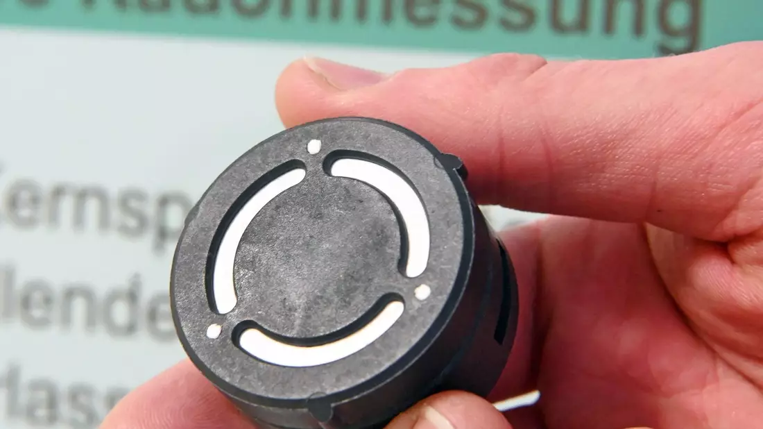 Sogenannte passive Radon-Messgeräte sind die einfachste Möglichkeit für eine Radon-Messung. (Archivbild) - Bild: Uli Deck/dpa