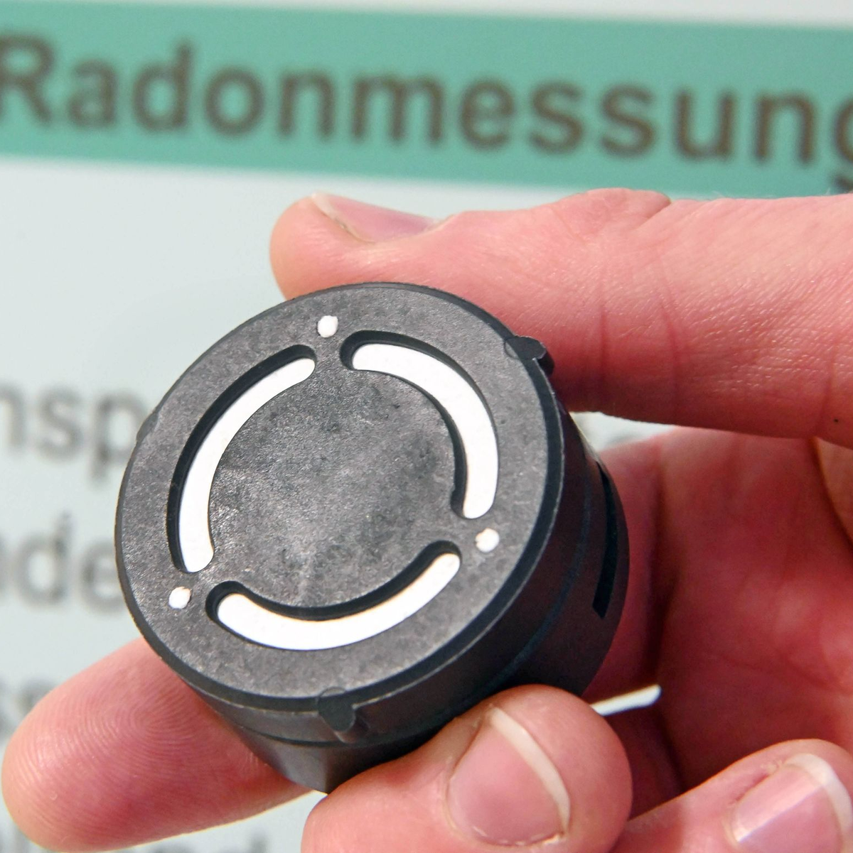 Sogenannte passive Radon-Messgeräte sind die einfachste Möglichkeit für eine Radon-Messung. (Archivbild) - Foto: Uli Deck/dpa