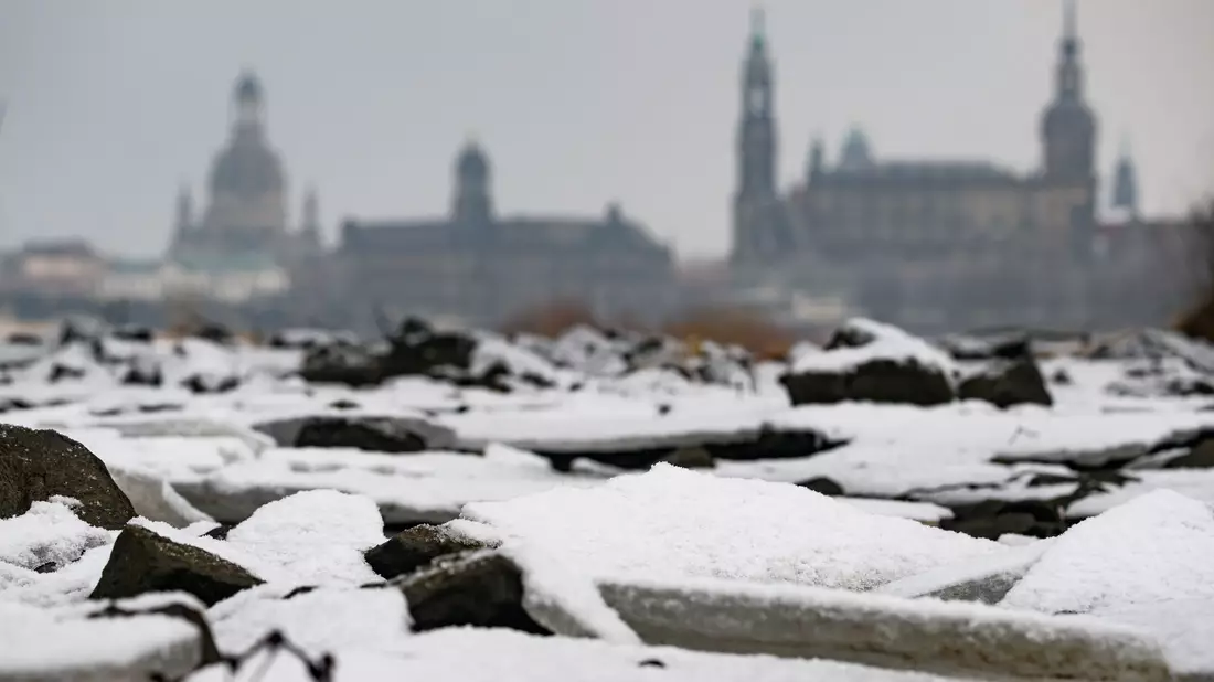 Eine Schneedecke und strenger Bodenfrost können dafür sorgen, dass weniger Tauwasser in die Böden sickert - das verschärfe die Trockenheit weiter, sagte Hydrologe Marx. (Archivbild) - Bild: Robert Michael/dpa