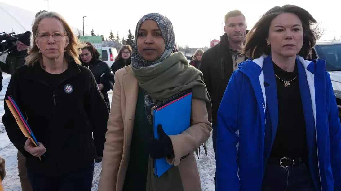 Die demokratische Abgeordnete Ilhan Omar fordert wegen des rabiaten Einsatzes der Sicherheitskräfte des Bundes den Rücktritt von Heimatschutzministerin Kristi Noem. (Archivbild) - Bild: Adam Gray/FR172090 AP/dpa
