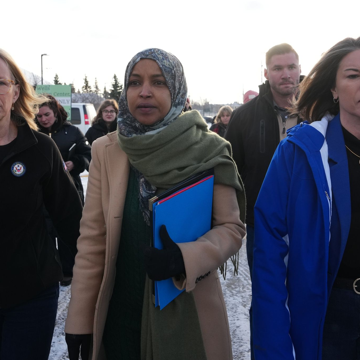 Die demokratische Abgeordnete Ilhan Omar fordert wegen des rabiaten Einsatzes der Sicherheitskräfte des Bundes den Rücktritt von Heimatschutzministerin Kristi Noem. (Archivbild) - Foto: Adam Gray/FR172090 AP/dpa