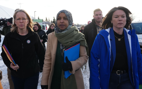 Die demokratische Abgeordnete Ilhan Omar fordert wegen des rabiaten Einsatzes der Sicherheitskräfte des Bundes den Rücktritt von Heimatschutzministerin Kristi Noem. (Archivbild) - Foto: Adam Gray/FR172090 AP/dpa
