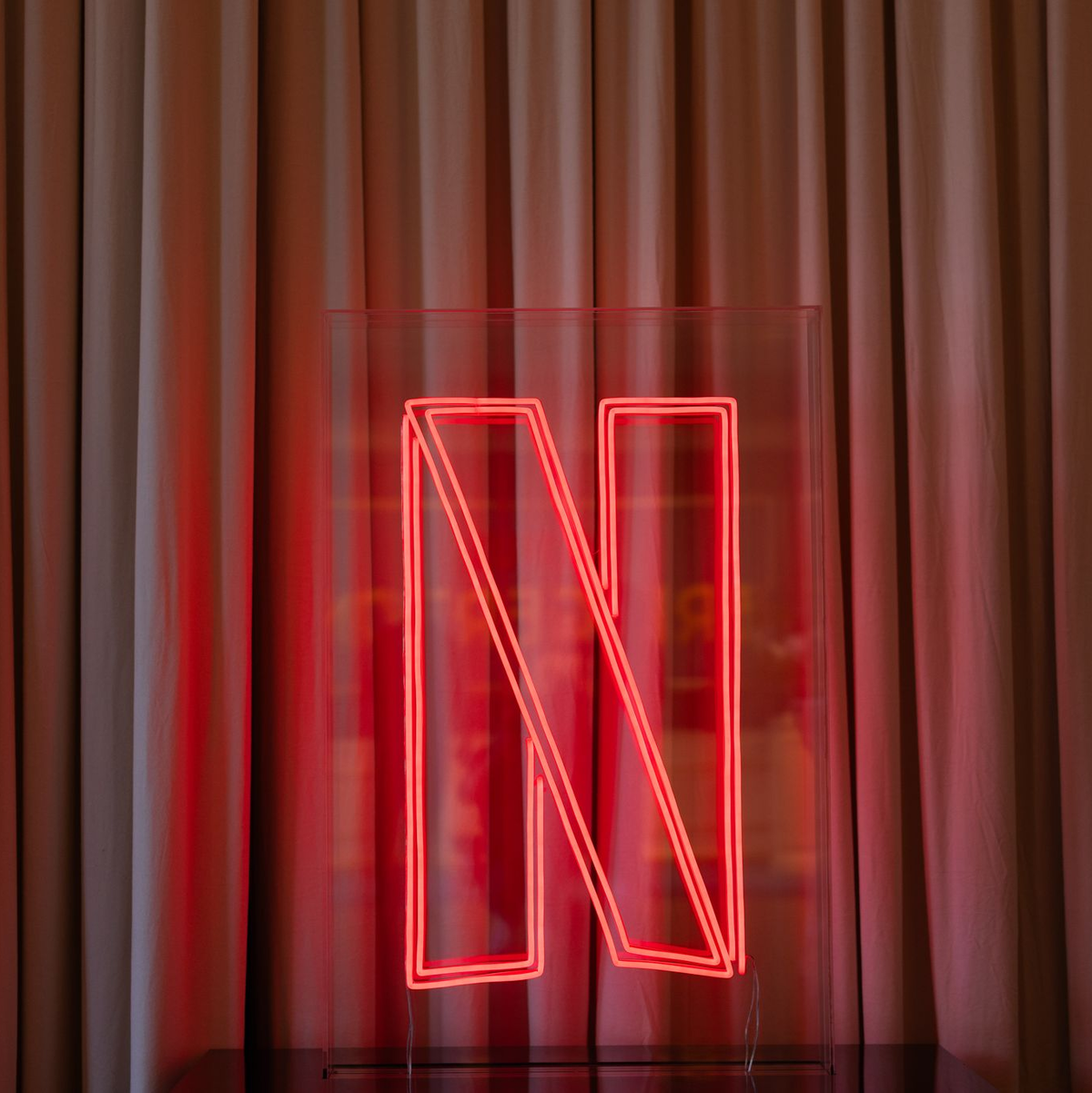 «Bridgerton» gehört zu den erfolgreichsten englischsprachigen Serien bei Netflix. (Symbolbild) - Foto: Rolf Vennenbernd/dpa