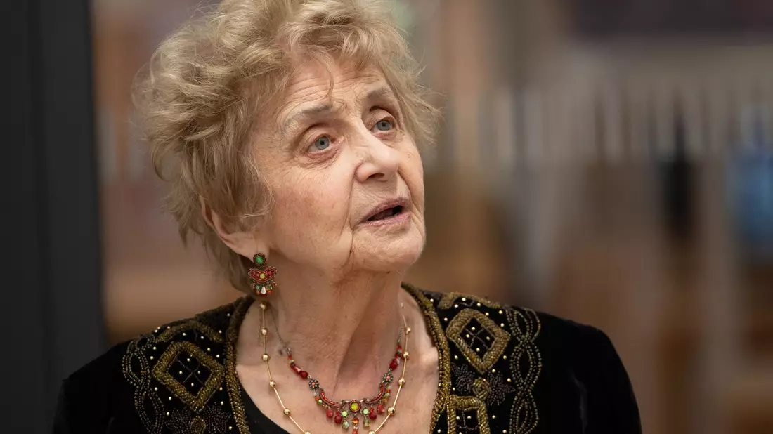 Tova Friedman, die als Kind das Vernichtungslager Auschwitz überlebte, ist auch heute - 81 Jahre nach der Befreiung des Lagers durch die Rote Armee - noch auf der Suche nach Gerechtigkeit. - Bild: Markus Lenhardt/dpa