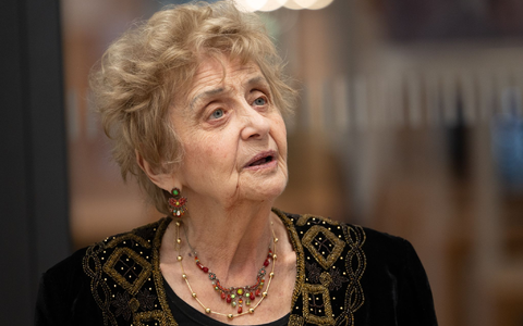 Tova Friedman, die als Kind das Vernichtungslager Auschwitz überlebte, ist auch heute - 81 Jahre nach der Befreiung des Lagers durch die Rote Armee - noch auf der Suche nach Gerechtigkeit. - Foto: Markus Lenhardt/dpa