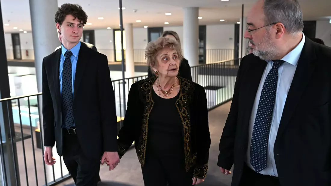 Tochter und Enkel Aron Goodman begleiten die Zeitzeugin Tova Friedman auf ihrer Berlin-Reise. - Bild: Markus Lenhardt/dpa