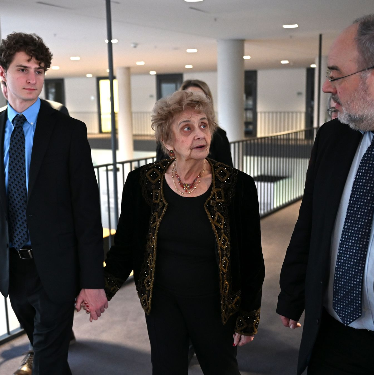Tochter und Enkel Aron Goodman begleiten die Zeitzeugin Tova Friedman auf ihrer Berlin-Reise. - Foto: Markus Lenhardt/dpa