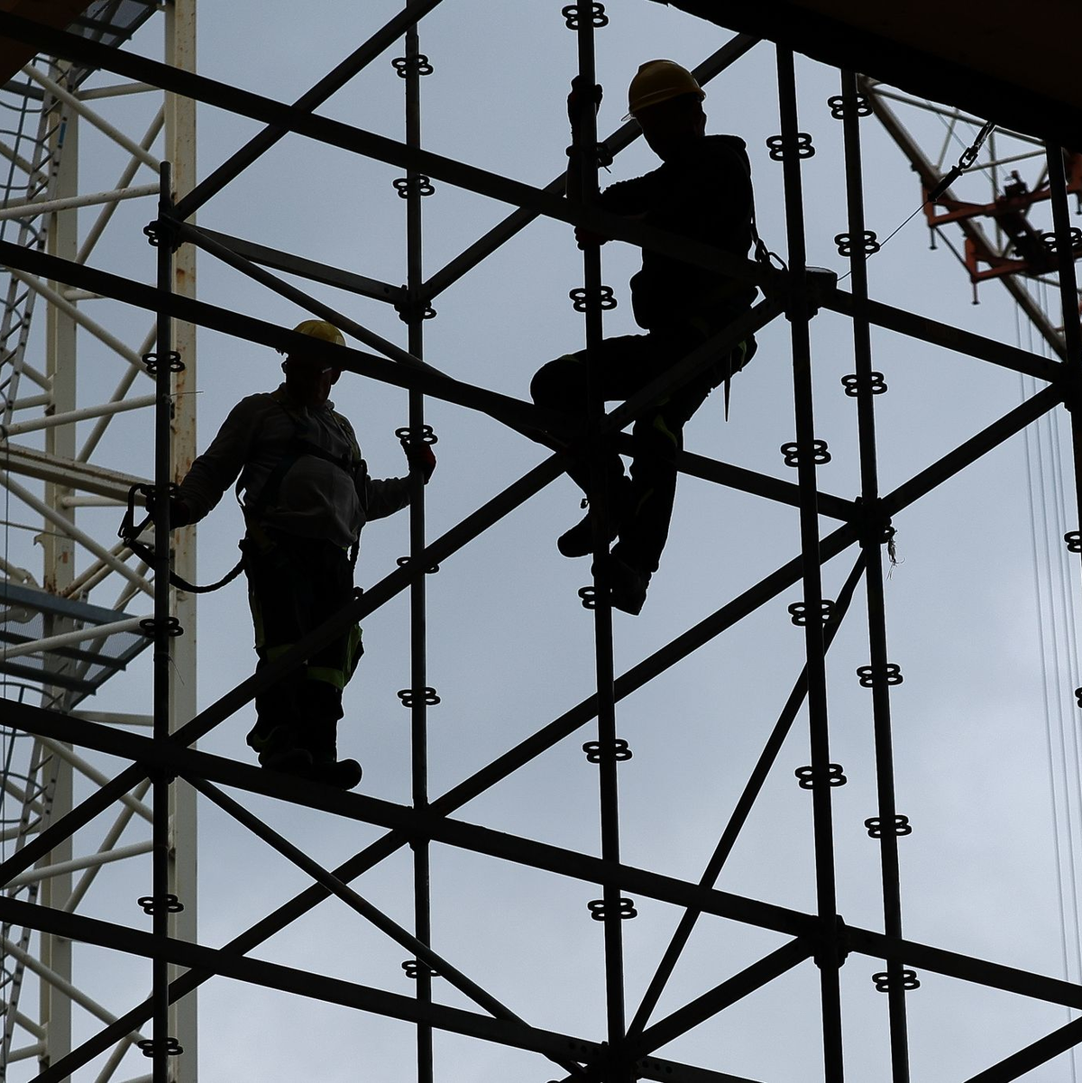 Arbeiter auf der Baustelle: Die Branche dürfte 2026 nach Jahren der Krise wieder wachsen (Archivbild) - Foto: Jan Woitas/dpa
